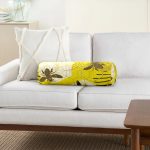 - RealHomes Özel Tasarımlı Dijital Baskılı İç Dolgulu Fermuarlı Silindir Yastık - Realhomes Sarı Zemin Üzerinde Petek Desenli Arı Motifli Dijital Baskılı Modern İç Dolgulu - Fermuarlı Süet Silindir Rulo Yastık Kırlent Realhomes