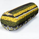 - RealHomes Özel Tasarımlı Dijital Baskılı İç Dolgulu Fermuarlı Silindir Yastık - Realhomes Siyah Zemin Üzerinde Petek Desenli Papatya Desenli Dijital Baskılı Modern İç Dolgulu - Fermuarlı Süet Silindir Rulo Yastık Kırlent Realhomes