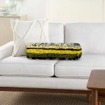 - RealHomes Özel Tasarımlı Dijital Baskılı İç Dolgulu Fermuarlı Silindir Yastık - Realhomes Siyah Zemin Üzerinde Petek Desenli Papatya Desenli Dijital Baskılı Modern İç Dolgulu - Fermuarlı Süet Silindir Rulo Yastık Kırlent Realhomes