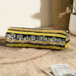 - RealHomes Özel Tasarımlı Dijital Baskılı İç Dolgulu Fermuarlı Silindir Yastık - Realhomes Siyah Zemin Üzerinde Petek Desenli Papatya Desenli Dijital Baskılı Modern İç Dolgulu - Fermuarlı Süet Silindir Rulo Yastık Kırlent Realhomes