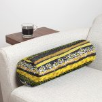 - RealHomes Özel Tasarımlı Dijital Baskılı İç Dolgulu Fermuarlı Silindir Yastık - Realhomes Siyah Zemin Üzerinde Petek Desenli Papatya Desenli Dijital Baskılı Modern İç Dolgulu - Fermuarlı Süet Silindir Rulo Yastık Kırlent Realhomes