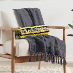 - RealHomes Özel Tasarımlı Dijital Baskılı İç Dolgulu Fermuarlı Silindir Yastık - Realhomes Siyah Zemin Üzerinde Petek Desenli Papatya Desenli Dijital Baskılı Modern İç Dolgulu - Fermuarlı Süet Silindir Rulo Yastık Kırlent Realhomes