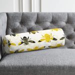 - RealHomes Özel Tasarımlı Dijital Baskılı İç Dolgulu Fermuarlı Silindir Yastık - Realhomes Beyaz Zemin Üzerinde Arı Motifli Dijital Baskılı Modern İç Dolgulu - Fermuarlı Süet Silindir Rulo Yastık Kırlent Realhomes