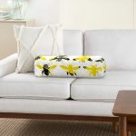 - RealHomes Özel Tasarımlı Dijital Baskılı İç Dolgulu Fermuarlı Silindir Yastık - Realhomes Beyaz Zemin Üzerinde Arı Motifli Dijital Baskılı Modern İç Dolgulu - Fermuarlı Süet Silindir Rulo Yastık Kırlent Realhomes