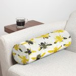 - RealHomes Özel Tasarımlı Dijital Baskılı İç Dolgulu Fermuarlı Silindir Yastık - Realhomes Beyaz Zemin Üzerinde Arı Motifli Dijital Baskılı Modern İç Dolgulu - Fermuarlı Süet Silindir Rulo Yastık Kırlent Realhomes