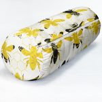 - RealHomes Özel Tasarımlı Dijital Baskılı İç Dolgulu Fermuarlı Silindir Yastık - Realhomes Beyaz Zemin Üzerinde Arı Motifli Dijital Baskılı Modern İç Dolgulu - Fermuarlı Süet Silindir Rulo Yastık Kırlent Realhomes