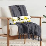 - RealHomes Özel Tasarımlı Dijital Baskılı İç Dolgulu Fermuarlı Silindir Yastık - Realhomes Beyaz Zemin Üzerinde Arı Motifli Dijital Baskılı Modern İç Dolgulu - Fermuarlı Süet Silindir Rulo Yastık Kırlent Realhomes