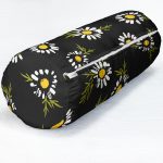 - RealHomes Özel Tasarımlı Dijital Baskılı İç Dolgulu Fermuarlı Silindir Yastık - Realhomes  Siyah Zemin Üzerinde Papatya Desenli Dijital Baskılı Modern İç Dolgulu - Fermuarlı Süet Silindir Yuvarlak Yastık Kırlent Realhomes