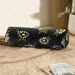 - RealHomes Özel Tasarımlı Dijital Baskılı İç Dolgulu Fermuarlı Silindir Yastık - Realhomes  Siyah Zemin Üzerinde Papatya Desenli Dijital Baskılı Modern İç Dolgulu - Fermuarlı Süet Silindir Yuvarlak Yastık Kırlent Realhomes