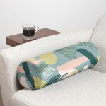 - RealHomes Özel Tasarımlı Dijital Baskılı İç Dolgulu Fermuarlı Silindir Yastık - Realhomes Renkli Zemin Üzerinde Soyut Çizimli Dijital Baskılı Modern İç Dolgulu Yumuşak Silindir Form Yastık Kırlent Realhomes