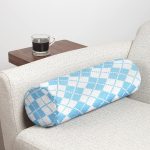 - RealHomes Özel Tasarımlı Dijital Baskılı İç Dolgulu Fermuarlı Silindir Yastık - Realhomes Mavi Zemin Üzerinde Kare Desenli Dijital Baskılı Modern İç Dolgulu Yumuşak Silindir Form Yastık Kırlent Realhomes