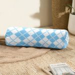 - RealHomes Özel Tasarımlı Dijital Baskılı İç Dolgulu Fermuarlı Silindir Yastık - Realhomes Mavi Zemin Üzerinde Kare Desenli Dijital Baskılı Modern İç Dolgulu Yumuşak Silindir Form Yastık Kırlent Realhomes