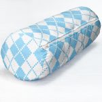 - RealHomes Özel Tasarımlı Dijital Baskılı İç Dolgulu Fermuarlı Silindir Yastık - Realhomes Mavi Zemin Üzerinde Kare Desenli Dijital Baskılı Modern İç Dolgulu Yumuşak Silindir Form Yastık Kırlent Realhomes