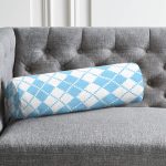 - RealHomes Özel Tasarımlı Dijital Baskılı İç Dolgulu Fermuarlı Silindir Yastık - Realhomes Mavi Zemin Üzerinde Kare Desenli Dijital Baskılı Modern İç Dolgulu Yumuşak Silindir Form Yastık Kırlent Realhomes