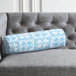 - RealHomes Özel Tasarımlı Dijital Baskılı İç Dolgulu Fermuarlı Silindir Yastık - Realhomes Mavi Zemin Üzerinde Kar tanesi Motifli Dijital Baskılı Modern İç Dolgulu - Fermuarlı Süet Silindir Yuvarlak Yastık Kırlent Realhomes