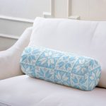 - RealHomes Özel Tasarımlı Dijital Baskılı İç Dolgulu Fermuarlı Silindir Yastık - Realhomes Mavi Zemin Üzerinde Kar tanesi Motifli Dijital Baskılı Modern İç Dolgulu - Fermuarlı Süet Silindir Yuvarlak Yastık Kırlent Realhomes