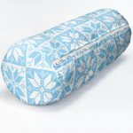 - RealHomes Özel Tasarımlı Dijital Baskılı İç Dolgulu Fermuarlı Silindir Yastık - Realhomes Mavi Zemin Üzerinde Kar tanesi Motifli Dijital Baskılı Modern İç Dolgulu - Fermuarlı Süet Silindir Yuvarlak Yastık Kırlent Realhomes