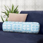 - RealHomes Özel Tasarımlı Dijital Baskılı İç Dolgulu Fermuarlı Silindir Yastık - Realhomes Mavi Zemin Üzerinde Kar tanesi Motifli Dijital Baskılı Modern İç Dolgulu - Fermuarlı Süet Silindir Yuvarlak Yastık Kırlent Realhomes