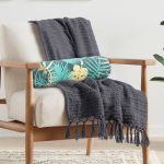 - RealHomes Özel Tasarımlı Dijital Baskılı İç Dolgulu Fermuarlı Silindir Yastık - Realhomes Siyah Zemin Üzerinde Renkli Çiçek Desenli Dijital Baskılı Modern İç Dolgulu Yumuşak Silindir Form Yastık Kırlent Realhomes