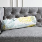 - RealHomes Özel Tasarımlı Dijital Baskılı İç Dolgulu Fermuarlı Silindir Yastık - Realhomes Beyaz Zemin Üzerinde Soft Renkli Yaprak Motifli Dijital Baskılı Modern İç Dolgulu - Fermuarlı Süet Silindir Rulo Yastık Kırlent Realhomes