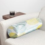 - RealHomes Özel Tasarımlı Dijital Baskılı İç Dolgulu Fermuarlı Silindir Yastık - Realhomes Beyaz Zemin Üzerinde Soft Renkli Yaprak Motifli Dijital Baskılı Modern İç Dolgulu - Fermuarlı Süet Silindir Rulo Yastık Kırlent Realhomes