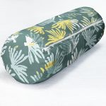 Renkli Zemin Üzerinde Onedraw Çizimli Yaprak Motifli Dijital Baskılı Modern İç Dolgulu - Fermuarlı Süet Berjer Silindir Yastık Kırlent Realhomes