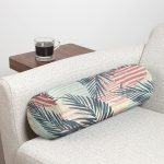 - RealHomes Özel Tasarımlı Dijital Baskılı İç Dolgulu Fermuarlı Silindir Yastık - Realhomes Renkli Zemin Üzerinde Onedraw Çizimli Yaprak Motifli Dijital Baskılı Modern İç Dolgulu - Fermuarlı Süet Silindir Rulo Yastık Kırlent Realhomes