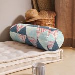 Renkli Zemin Üzerinde Üçgen Desenli Dijital Baskılı Modern İç Dolgulu - Fermuarlı Süet Silindir Yuvarlak Yastık Kırlent Realhomes