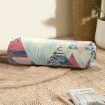 - RealHomes Özel Tasarımlı Dijital Baskılı İç Dolgulu Fermuarlı Silindir Yastık - Realhomes  Renkli Zemin Üzerinde Üçgen Desenli Dijital Baskılı Modern İç Dolgulu Fermuarlı Çok Amaçlı Silindir Yastık Kırlent Realhomes