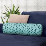 - RealHomes Özel Tasarımlı Dijital Baskılı İç Dolgulu Fermuarlı Silindir Yastık - Realhomes Renkli Zemin Üzerinde Siyah Puantiye Desenli Dijital Baskılı Modern İç Dolgulu - Fermuarlı Süet Silindir Yuvarlak Yastık Kırlent Realhomes