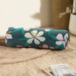 - RealHomes Özel Tasarımlı Dijital Baskılı İç Dolgulu Fermuarlı Silindir Yastık - Realhomes  Renkli Zemin Üzerinde Yaprak Motifli Dijital Baskılı Modern İç Dolgulu - Fermuarlı Süet Silindir Rulo Yastık Kırlent Realhomes