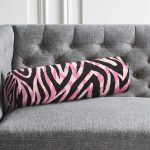 - RealHomes Özel Tasarımlı Dijital Baskılı İç Dolgulu Fermuarlı Silindir Yastık - Realhomes Siyah Zemin Üzerinde Pembe Renkli Çizim Dijital Baskılı Modern İç Dolgulu Yumuşak Silindir Form Yastık Kırlent Realhomes