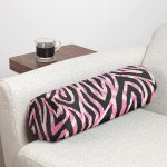 - RealHomes Özel Tasarımlı Dijital Baskılı İç Dolgulu Fermuarlı Silindir Yastık - Realhomes Siyah Zemin Üzerinde Pembe Renkli Çizim Dijital Baskılı Modern İç Dolgulu Yumuşak Silindir Form Yastık Kırlent Realhomes