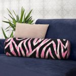 - RealHomes Özel Tasarımlı Dijital Baskılı İç Dolgulu Fermuarlı Silindir Yastık - Realhomes Siyah Zemin Üzerinde Pembe Renkli Çizim Dijital Baskılı Modern İç Dolgulu Yumuşak Silindir Form Yastık Kırlent Realhomes