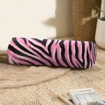 Siyah Zemin Üzerinde Pembe Renkli Çizim Dijital Baskılı Modern İç Dolgulu Fermuarlı Çok Amaçlı Silindir Yastık Kırlent Realhomes