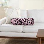 Siyah Zemin Üzerinde Pembe Renkli Çizim Dijital Baskılı Modern İç Dolgulu - Fermuarlı Süet Silindir Rulo Yastık Kırlent Realhomes