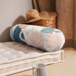 - RealHomes Özel Tasarımlı Dijital Baskılı İç Dolgulu Fermuarlı Silindir Yastık - Realhomes Renkli Zeminde Soyut Çizimli Dijital Baskılı Modern İç Dolgulu Süet Silindir Yastık Kırlent - Bel Yastığı Realhomes