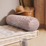 - RealHomes Özel Tasarımlı Dijital Baskılı İç Dolgulu Fermuarlı Silindir Yastık - Realhomes Renkli Zeminde Parlak Görünümlü Çizim Dijital Baskılı Modern İç Dolgulu Fermuarlı Çok Amaçlı Silindir Yastık Kırlent Realhomes