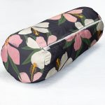 - RealHomes Özel Tasarımlı Dijital Baskılı İç Dolgulu Fermuarlı Silindir Yastık - Realhomes Renkli Zeminli Onedraw Çizimli Çiçek Dijital Baskılı Modern İç Dolgulu - Fermuarlı Süet Silindir Daire Yastık Kırlent Realhomes