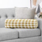 - RealHomes Özel Tasarımlı Dijital Baskılı İç Dolgulu Fermuarlı Silindir Yastık - Realhomes Beyaz Zemin Üzerinde Gold Renkli Geometrik Çizimli Dijital Baskılı Modern İç Dolgulu - Fermuarlı Süet Silindir Yuvarlak Yastık Kırlent Realhomes