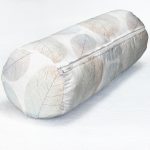 - RealHomes Özel Tasarımlı Dijital Baskılı İç Dolgulu Fermuarlı Silindir Yastık - Realhomes Beyaz Zeminde Yapraklı Dijital Baskılı Dekoratif İç Dolgulu - Fermuarlı Süet Silindir Daire Yastık Kırlent Realhomes