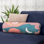 - RealHomes Özel Tasarımlı Dijital Baskılı İç Dolgulu Fermuarlı Silindir Yastık - Realhomes  Pastel Renkli Zemin Üzerinde Ay Güneş Temalı Dijital Baskılı Modern İç Dolgulu Yumuşak Silindir Form Yastık Kırlent Realhomes