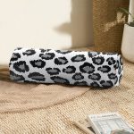 Gri Zemin Üzerinde Geometrik Çizim Dijital Baskılı Modern İç Dolgulu Fermuarlı Çok Amaçlı Silindir Yastık Kırlent Realhomes