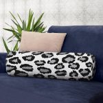 Gri Zemin Üzerinde Geometrik Çizim Dijital Baskılı Modern İç Dolgulu Fermuarlı Çok Amaçlı Silindir Yastık Kırlent Realhomes