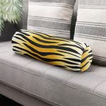 - RealHomes Özel Tasarımlı Dijital Baskılı İç Dolgulu Fermuarlı Silindir Yastık - Realhomes Renkli Zemin Üzerinde Gold Detaylı Geometrik Çizimli Dijital Baskılı Modern İç Dolgulu - Fermuarlı Süet Silindir Yuvarlak Yastık Kırlent Realhomes