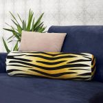 - RealHomes Özel Tasarımlı Dijital Baskılı İç Dolgulu Fermuarlı Silindir Yastık - Realhomes Renkli Zemin Üzerinde Gold Detaylı Geometrik Çizimli Dijital Baskılı Modern İç Dolgulu - Fermuarlı Süet Silindir Yuvarlak Yastık Kırlent Realhomes