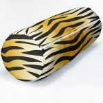 - RealHomes Özel Tasarımlı Dijital Baskılı İç Dolgulu Fermuarlı Silindir Yastık - Realhomes Renkli Zemin Üzerinde Gold Detaylı Geometrik Çizimli Dijital Baskılı Modern İç Dolgulu - Fermuarlı Süet Silindir Yuvarlak Yastık Kırlent Realhomes