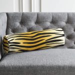 - RealHomes Özel Tasarımlı Dijital Baskılı İç Dolgulu Fermuarlı Silindir Yastık - Realhomes Renkli Zemin Üzerinde Gold Detaylı Geometrik Çizimli Dijital Baskılı Modern İç Dolgulu - Fermuarlı Süet Silindir Yuvarlak Yastık Kırlent Realhomes