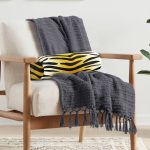 - RealHomes Özel Tasarımlı Dijital Baskılı İç Dolgulu Fermuarlı Silindir Yastık - Realhomes Renkli Zemin Üzerinde Gold Detaylı Geometrik Çizimli Dijital Baskılı Modern İç Dolgulu - Fermuarlı Süet Silindir Yuvarlak Yastık Kırlent Realhomes