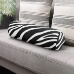 - RealHomes Özel Tasarımlı Dijital Baskılı İç Dolgulu Fermuarlı Silindir Yastık - Realhomes Beyaz Zemin Üzerinde Zebra Desenli Dijital Baskılı Modern İç Dolgulu - Fermuarlı Süet Berjer Silindir Yastık Kırlent Realhomes